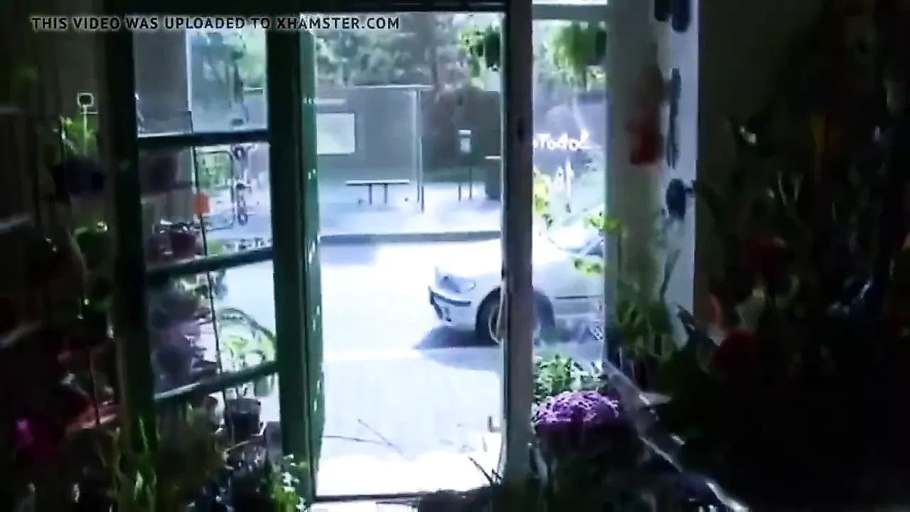 火辣熟女妈妈在花店里做爱