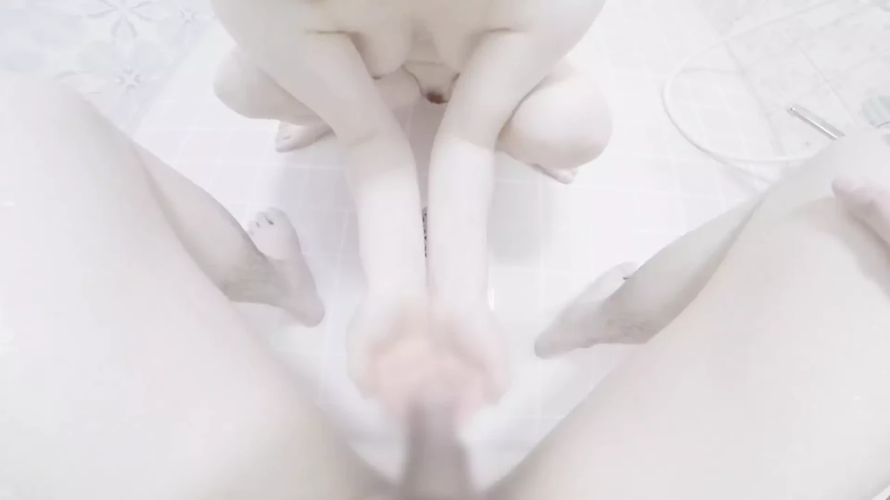 Perverted married woman who is happy to catch it with both hands by peeing