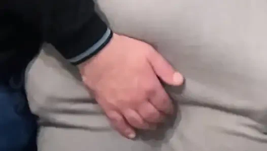 Behaarte muschi in überfüllter u-bahn gefingert