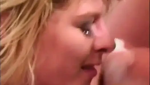 Красивых тинок трахает в их губы и киску большой жесткий член