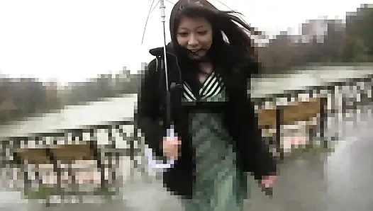 Симпатичную азиатку спасли и трахнули