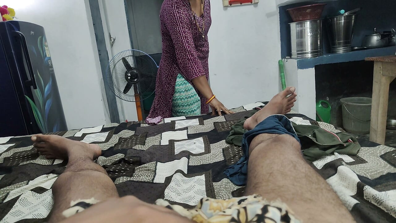 Cuando el hermanastro no está en casa, su esposa chupa la polla hasta corrérsele en la boca, vídeo en hindi