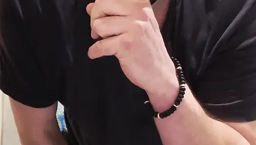 Ehemann spielt mit seinen engen jungfräulichen löchern mit anal und spielzeug