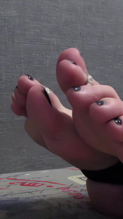 Ilandis shows beautiful bare feet and soles | Clip 1