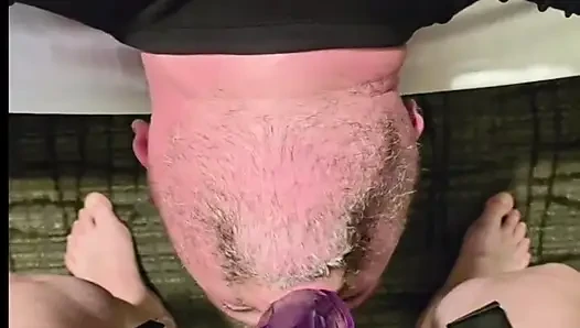 Seksi ateşli orta yaşlı seksi kadın büyük takma yaraklarıyla yüzünü sikmeyi seviyor boşalıyor ve tekrar tekrar inliyor