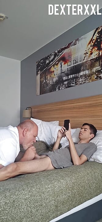 Rafael amigo sexy y delgado follando mi culo gordito