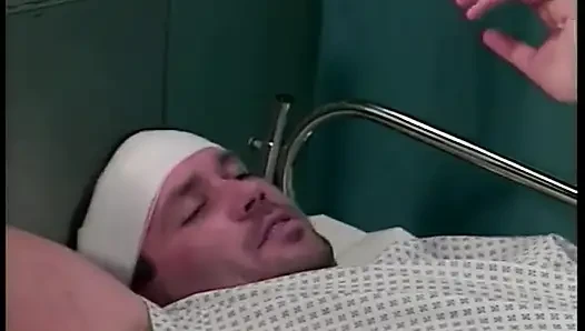 Bu hemşire erkek hastasını hastane elbisesiyle sikmeyi seviyor