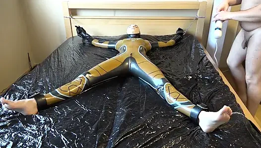 Danielle присоединили к кровати и мастурбировали массажным вибратором