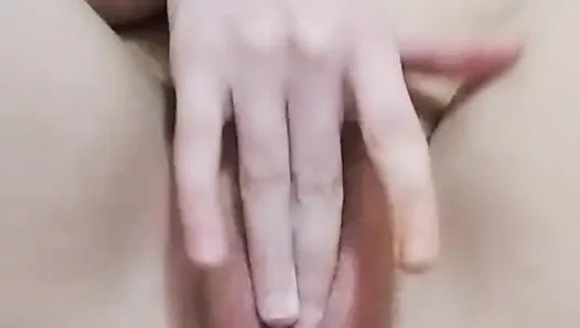 Мастурбирую мою киску, пока не окучится сливки