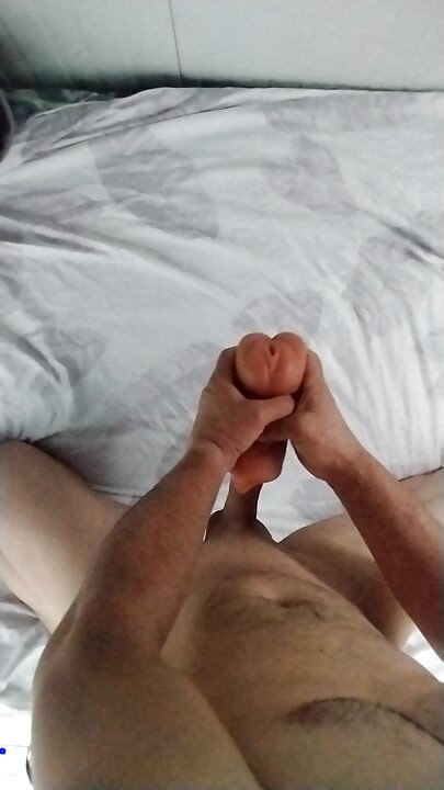 Un papa baise la bouche et la chatte d’un jouet sexuel et éjacule sur le visage d’un jouet