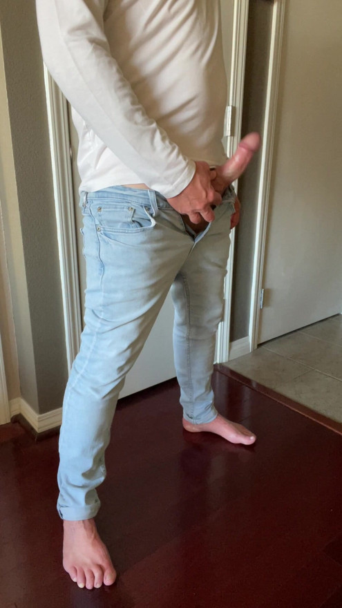 Barefoot in jeans stroking my hot fat cock. C’mon is there anything sexier than a dude barefoot in jeans with a nice hard cock?