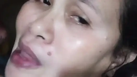 bermain 69 saat dia blojob dan menghadap ke kamera.