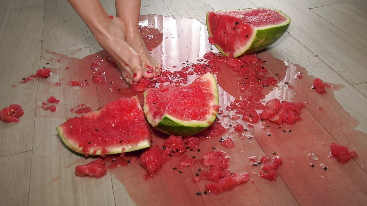 Vollbusige MILF präsentiert ihre füße und spielt mit einer wassermelone