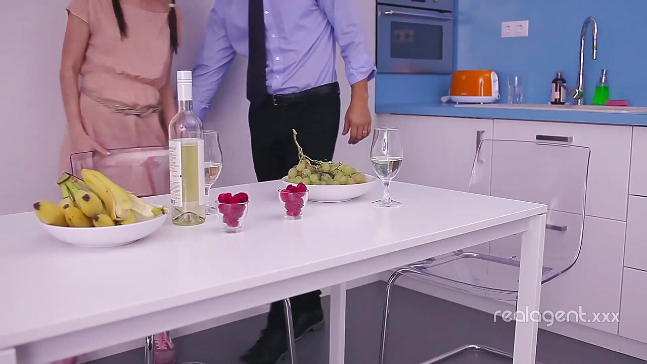 A man seduces inexpirienced stunning teen and fucks her wet pussy