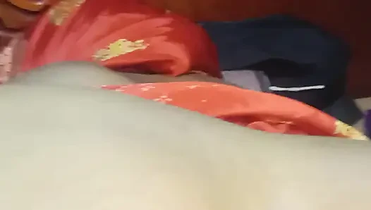 Ich ging zu dem Haus meiner stiefmutter, wo ihre stieftochter auf dem Bett lag und einen roten Sari trug.