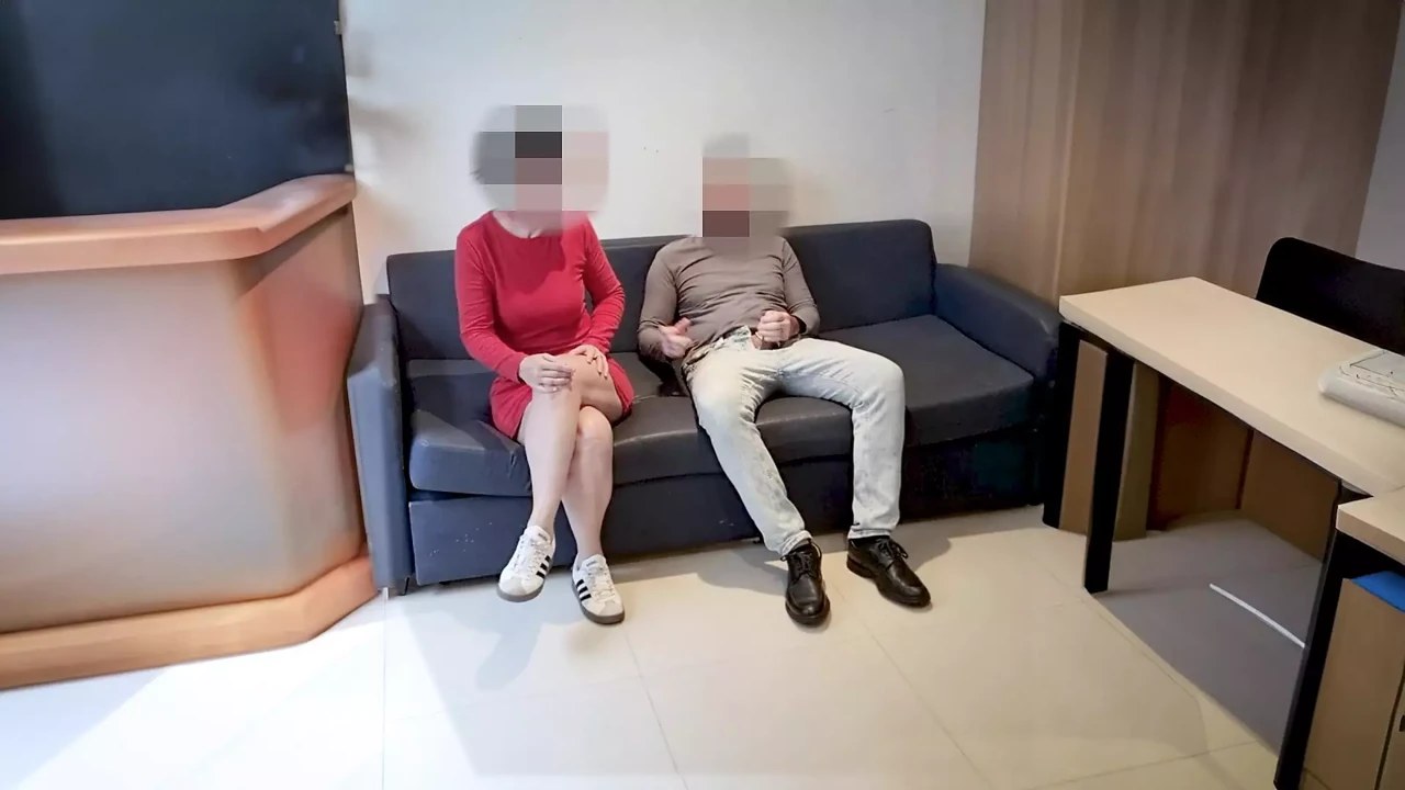 已婚吮吸鸡巴！射在她等候室的嘴里。