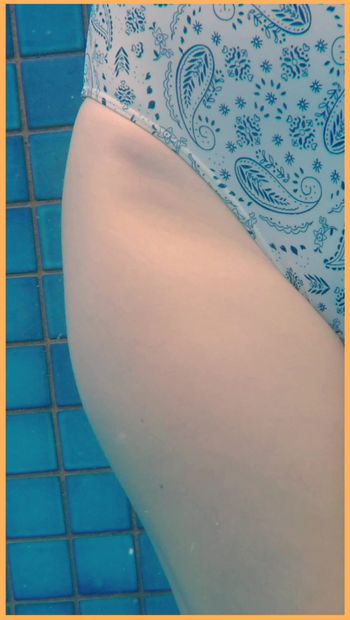 Esposa mostra seus peitos na piscina do hotel