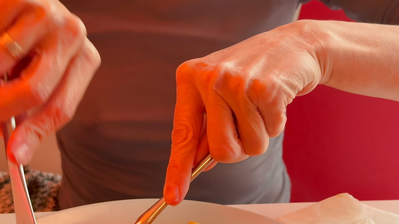 Tamamen dolgun üst giyen bir restoranda öğle yemeği yiyorum pirsingli meme uçlarımı ve seksi göğüslerimi teşhir ediyor