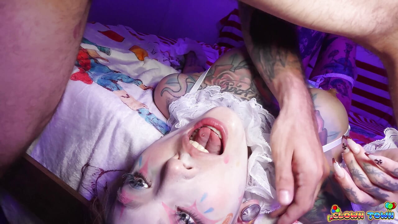 Clown town, ep.7 die spermahungrige zweizungen-schlampe jesse wird zerstört