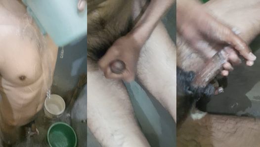 Un garçon sexy se baigne et se masturbe dans la salle de bain