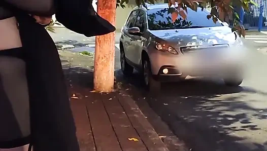 Aku ditindaklanjuti di jalan oleh mobil dan akhirnya kepergok - bagian 1