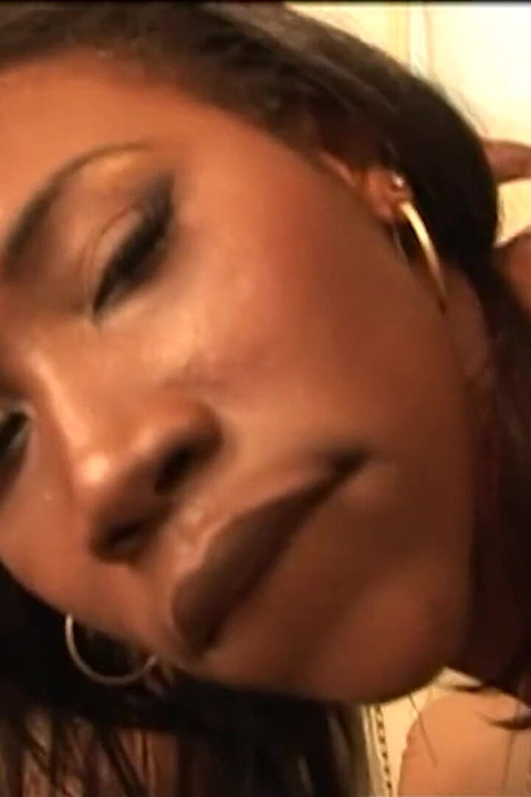 ニコール・リッチーは太った黒檀の女で、BBCを見ると簡単に脚を広げます