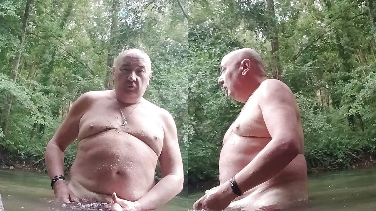 Pascal, den gode stora grisen från Frankrike, tar sin fot och dricker sitt piss innan han sprutar i floden under ett härligt sommarregn