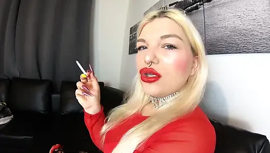 Büyük kırmızı dudaklı 2 sigara sigara içen zincir