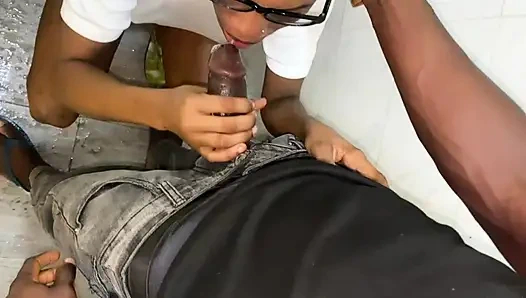 Aile Toplantısı Sırasında Banyoda Edepsiz Domalma