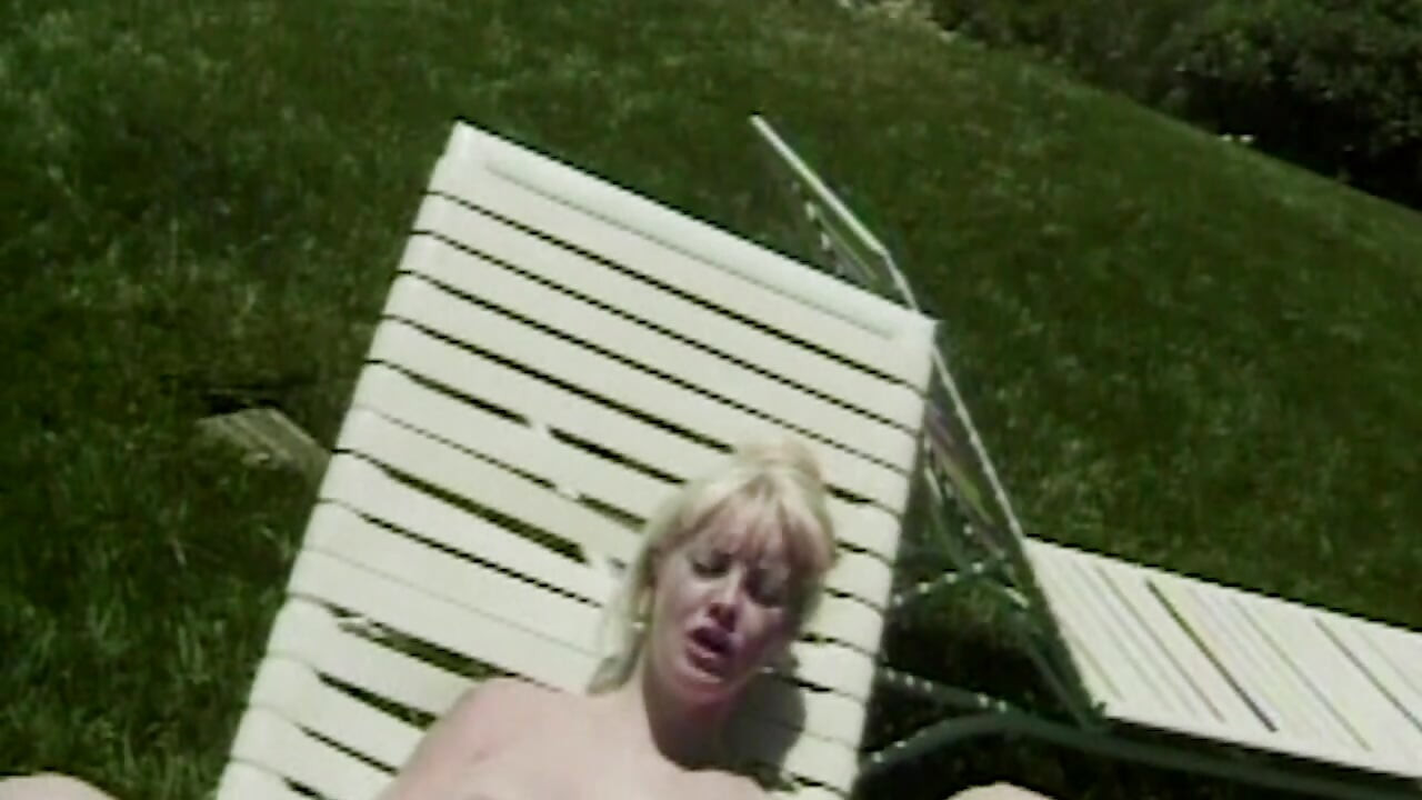 Blonde Schönheit masturbiert im Garten