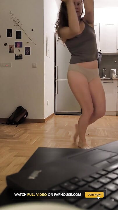 Prințesa acasă este singură. Ea dansează