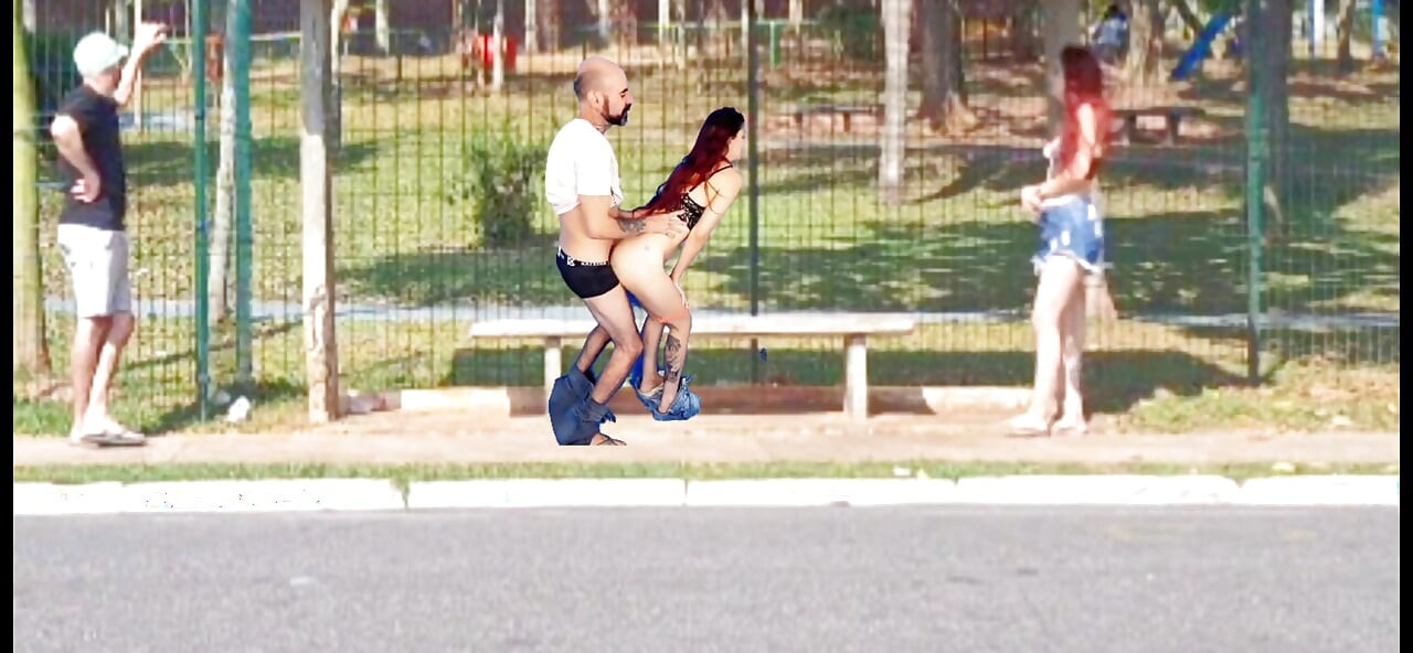 Otobüs durağında açık havada insanların ortasında seks çok fazla delilik