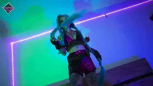 Крошка-красотка Jinx развлекается с большим дилдо. Карнели Банди