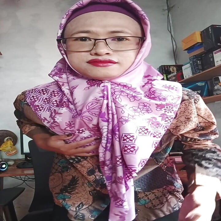 ضخمة الثدي الحجاب خنثى الهزات من زبها