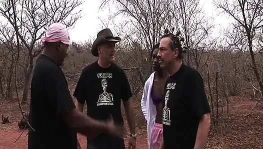 Похороненная красота в песке: дикий фетиш-секс на природе