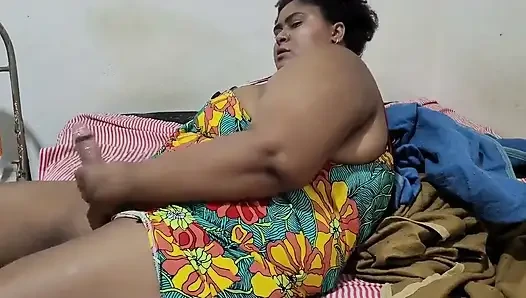Futanari, ibu tiriku lagi asik muasin memeknya pakai dildo ukuran XL