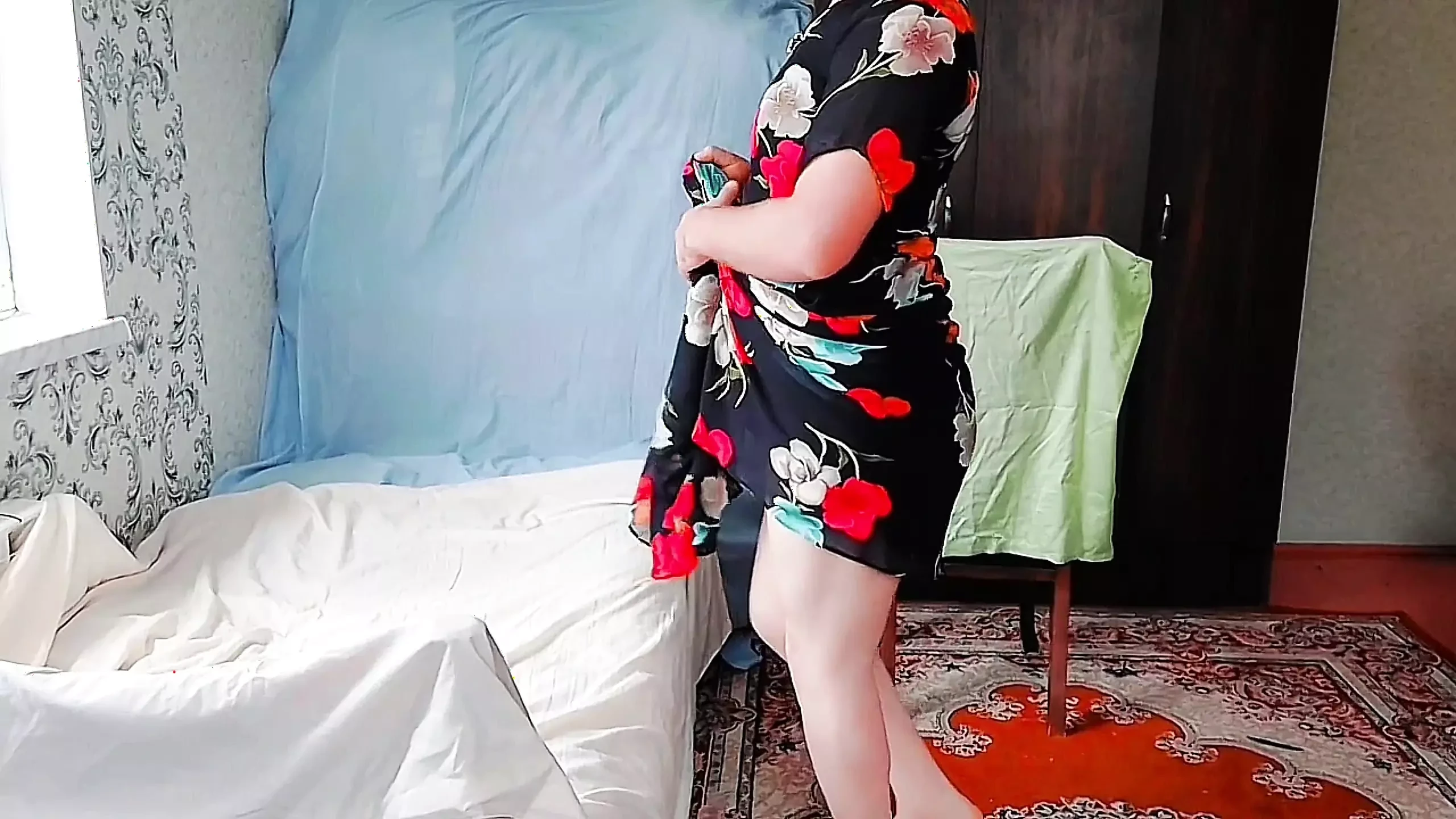 Feest mini-jurk mietje wit lichaam grote kont reet travestiet femboy lady jongen homo MTF LGBTQ