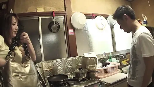 Memek berbulu meneteskan air mani tebal setelah fingering liar