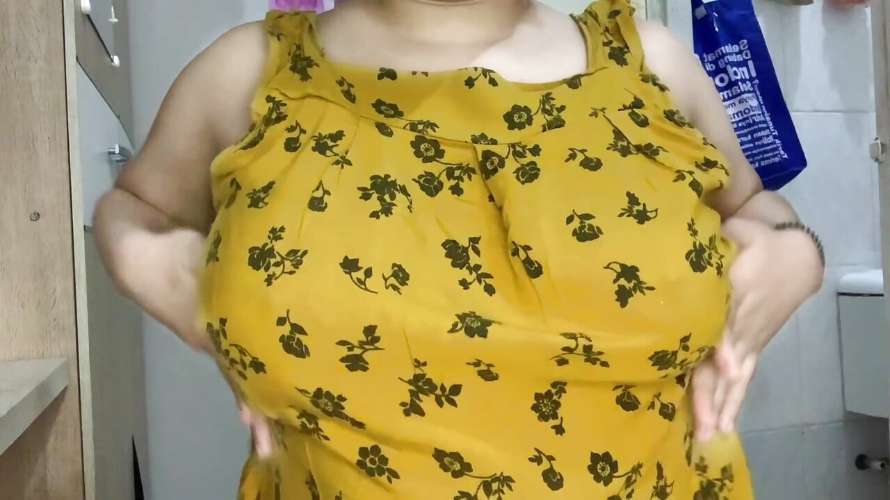 Cette femme est amusante à jouer avec son vibromasseur