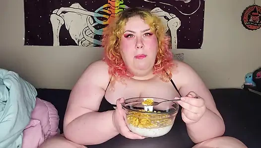 Şişman kadın buzlu pul yiyor