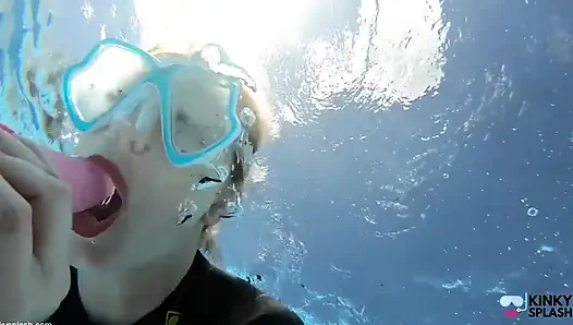 Tantangan sepong kontol di bawah air - aku nyepong dildoku yang tenggelam