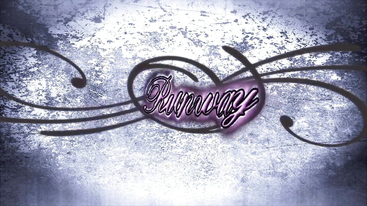 털이 무성한 밀프가 몸을 구부리고 다른 위치에서도 섹스할 준비를 합니다.