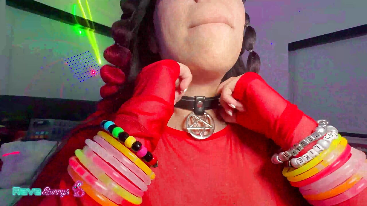 Czerwone łuki, brokatowe piegi: Gigi Star posiada dziś pokój Blacklit!