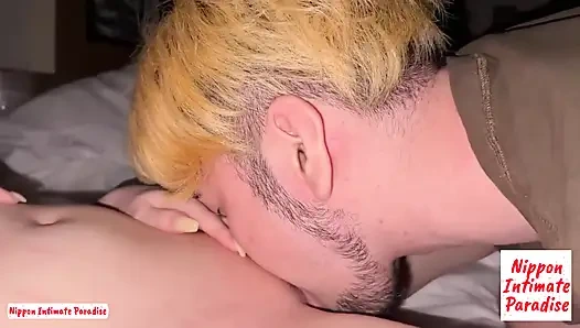 Seorang juru kamera jatuh cinta sama resepsionis yang membunyikan konsekuensi di balik layar