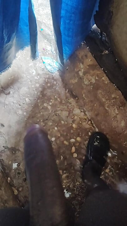 מאונן בשירותים