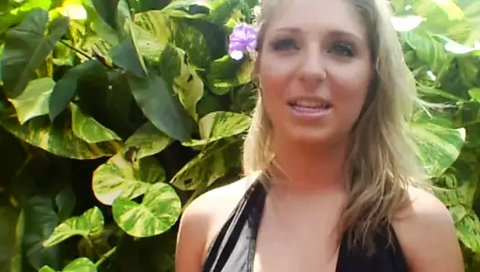 Heiße blonde nachbarin fingert sich draußen, dann fickt Dildo drinnen