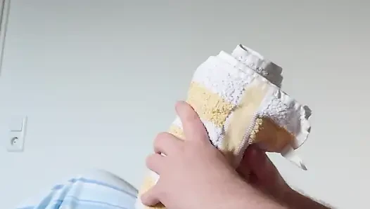 Küçük Penis Havluyla Eğleniyor