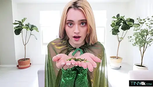 Gracey Snow Borrows 9+ Incher To Fill Her Cunt