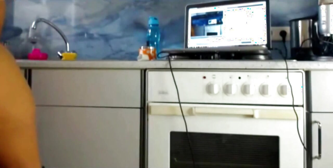 Pikantna sesija crvenog donjem vešu zagreva tvoju noć sa Seksideom!