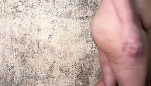 Замужняя милфа-жена показывает свою заполненную спермой киску после гэнгбэнга без презерватива - Milky Mari